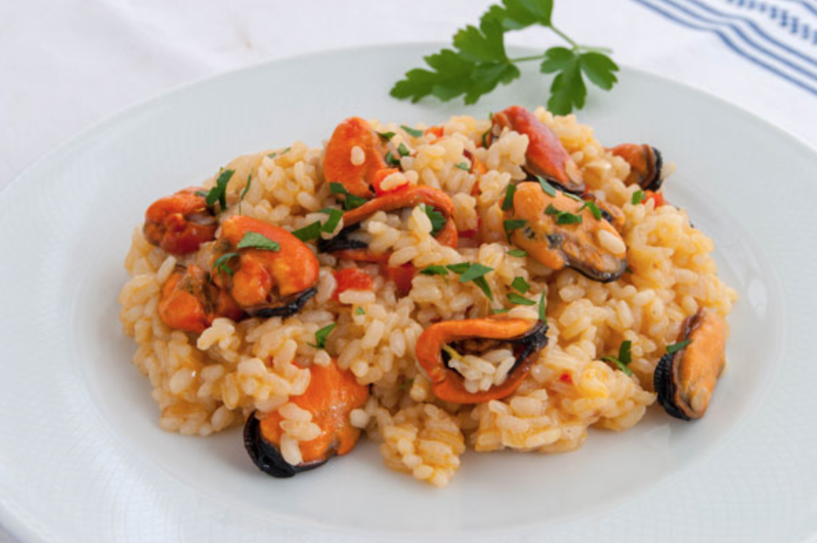 Cerdo con tirabeques en wok y arroz meloso con mejillones